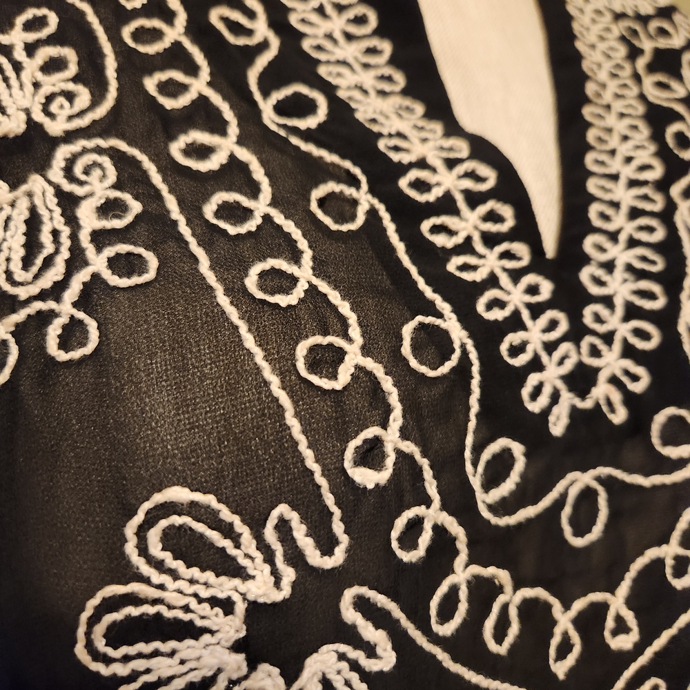 Chico's Elegant Black Tunic with Cream Detailing - Picture 2 of 4